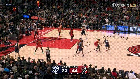 快船超级巨星伦纳德真是太狼狈了！在今天快船客场挑战开拓者的比赛中，当时比赛进行到