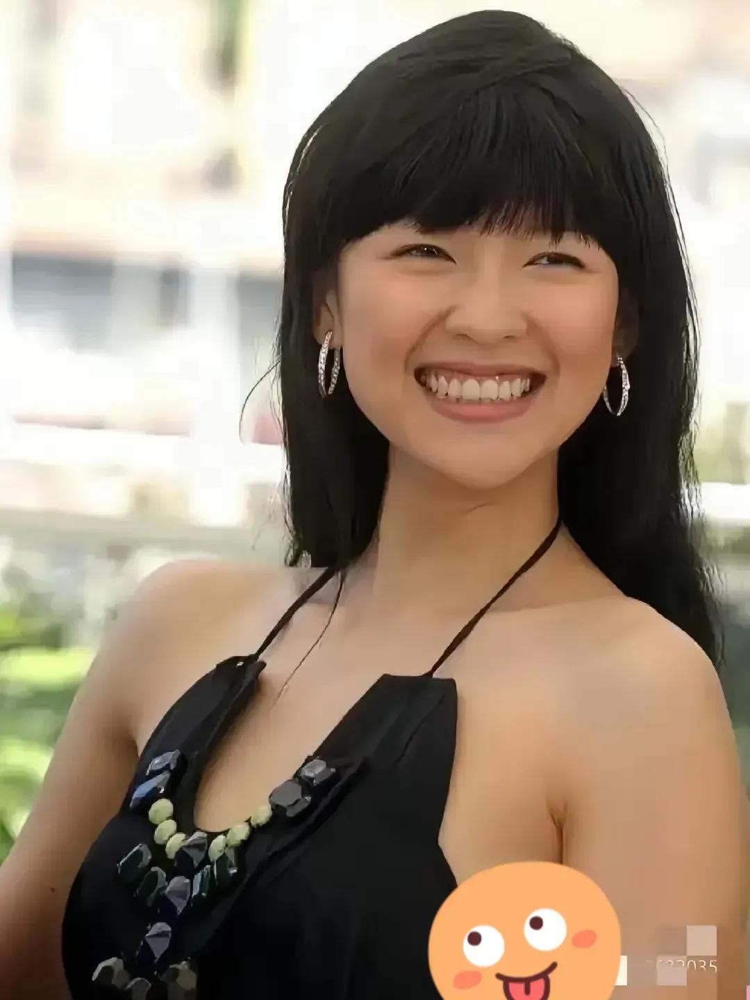 她笑起来真好看！那时候是真漂亮，梦中情人，可惜汪峰不珍惜啊！