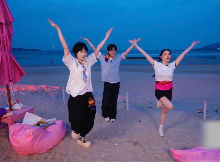 垫底辣孩驯服四肢的一天原来你是这样的垫底辣孩 垫底辣孩这搞笑驯服四肢的艰难历程，