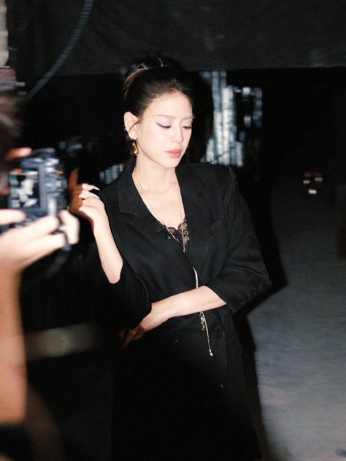 江语晨江语晨穿校服梦回奶茶广告乘风2026整首《亲亲》舞台甜度超标，全员气质贴合