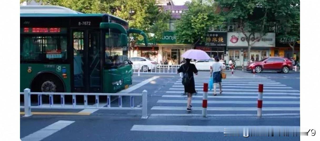 因为长年在杭工作、生活，所以对闻名世界的西湖反倒不太在意，而对公交司机则印象非常