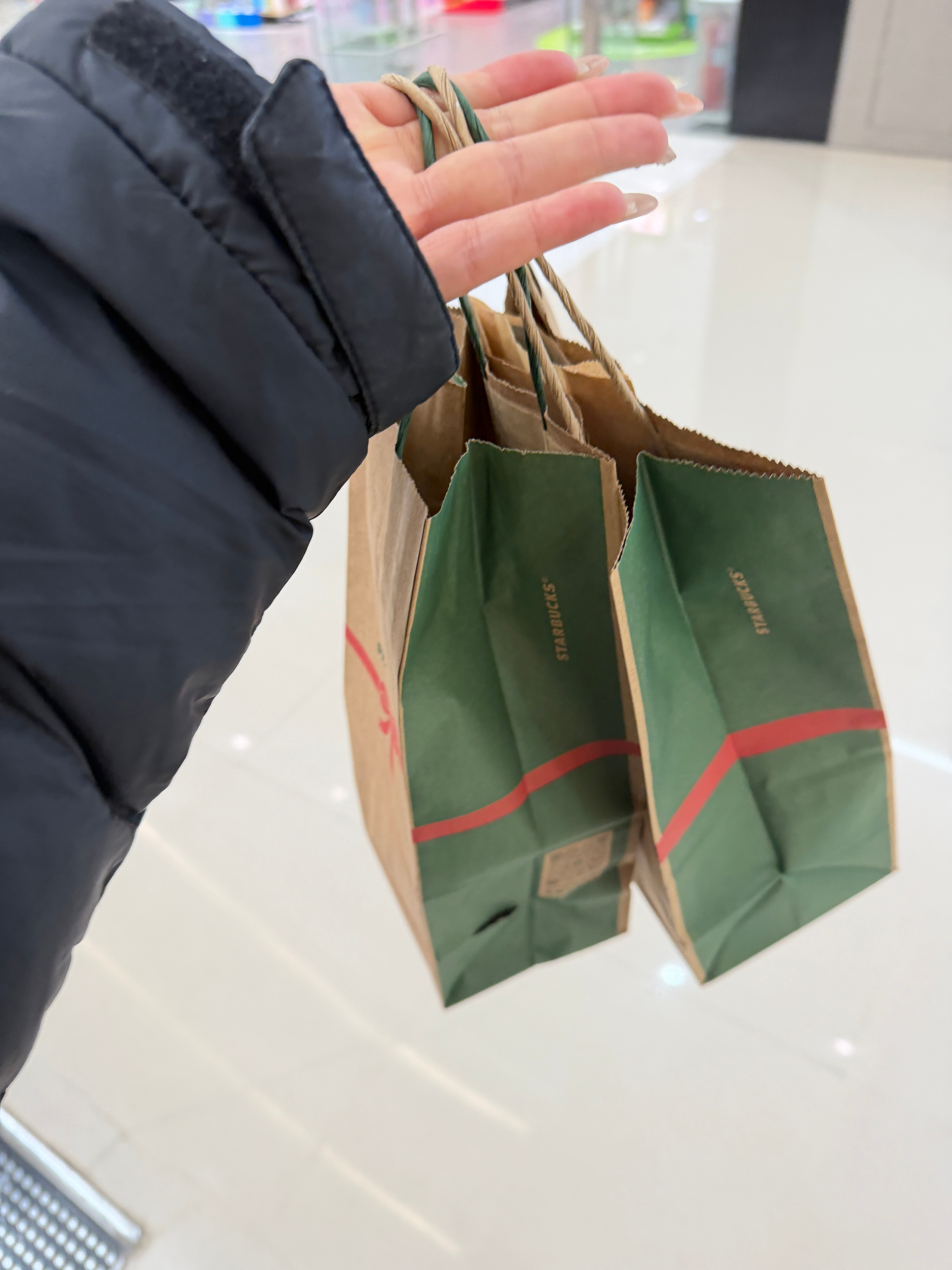 我不同意一个商场有两个星巴克…跑发财我了… 