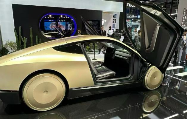 当有些人还沉浸在大国科技遥遥领先时，还在为人形机器人可以翻跟头欢呼自豪时，马斯克