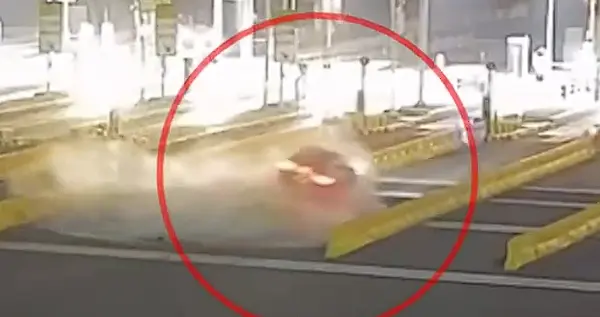 打着盹儿连撞30米水马 司机：开了辅助驾驶