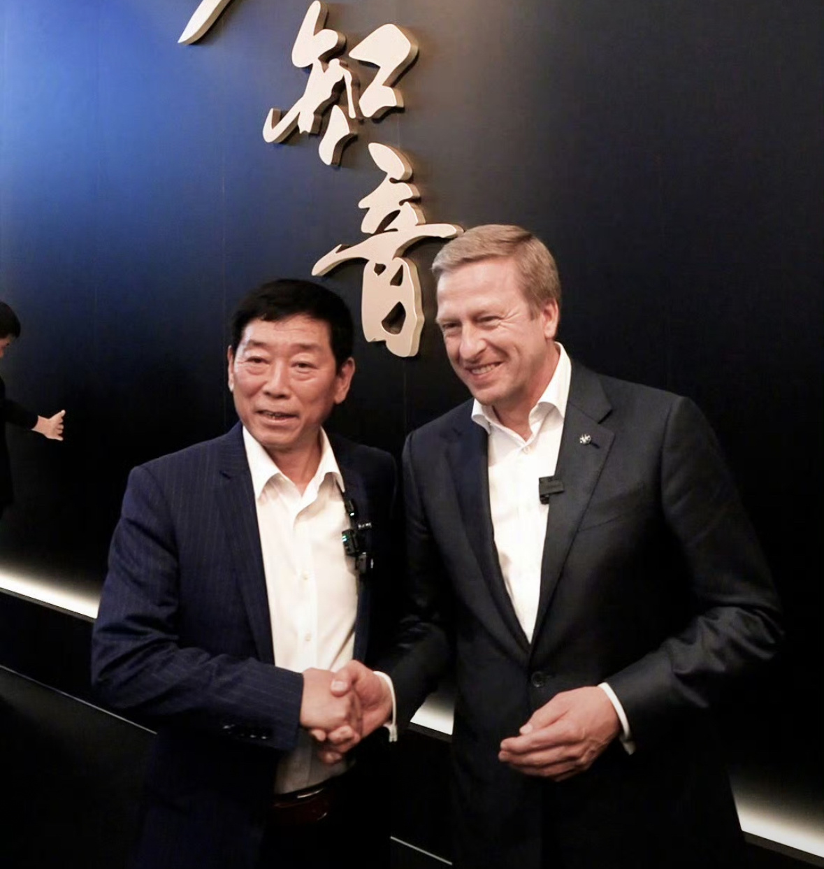 中国老板向外国大佬安利云南咖啡 国外豪车掌门人和魏总联动上了？毫无疑问，中国有好