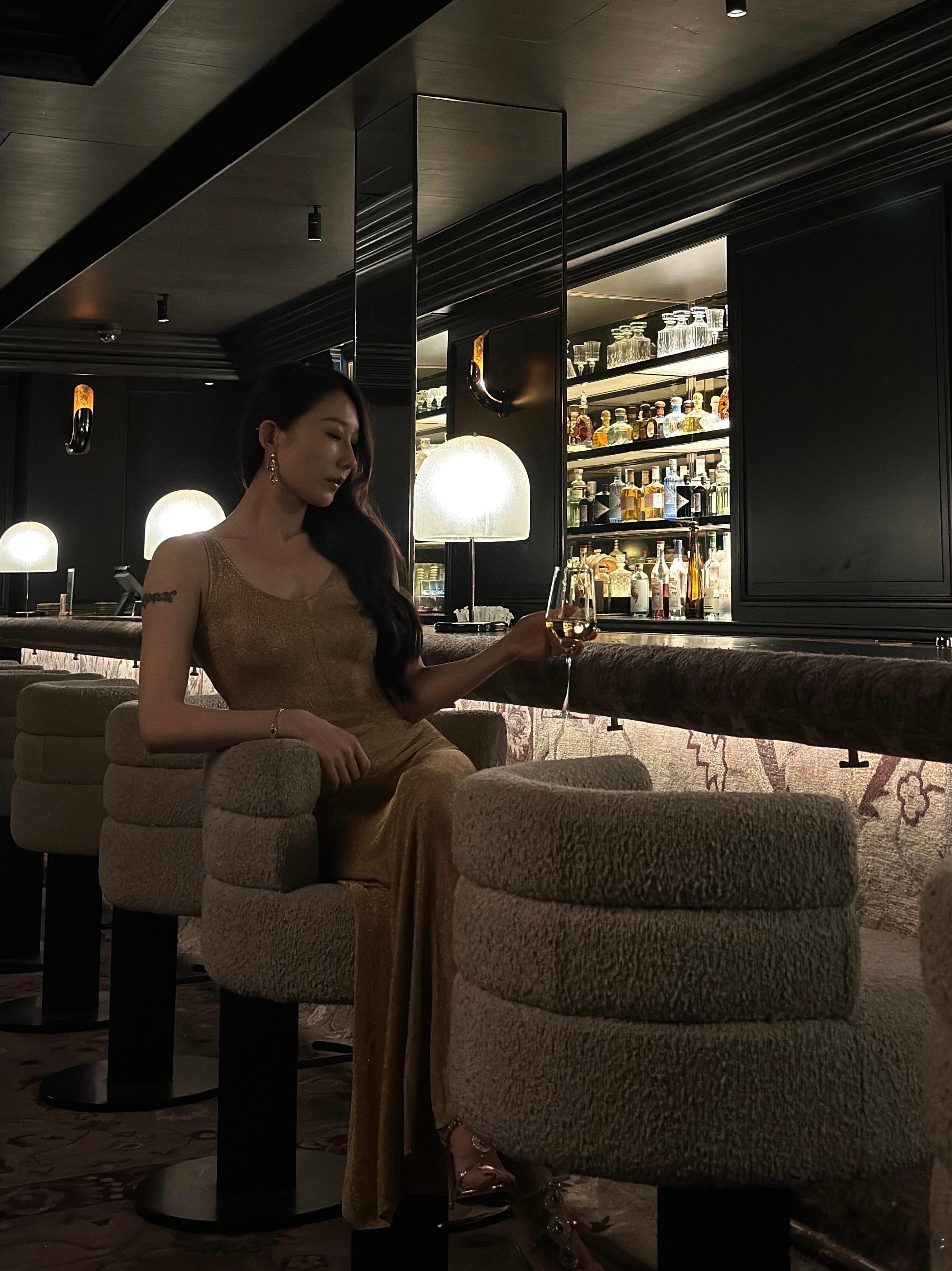 暗调里  一杯酒的留白 ​​​