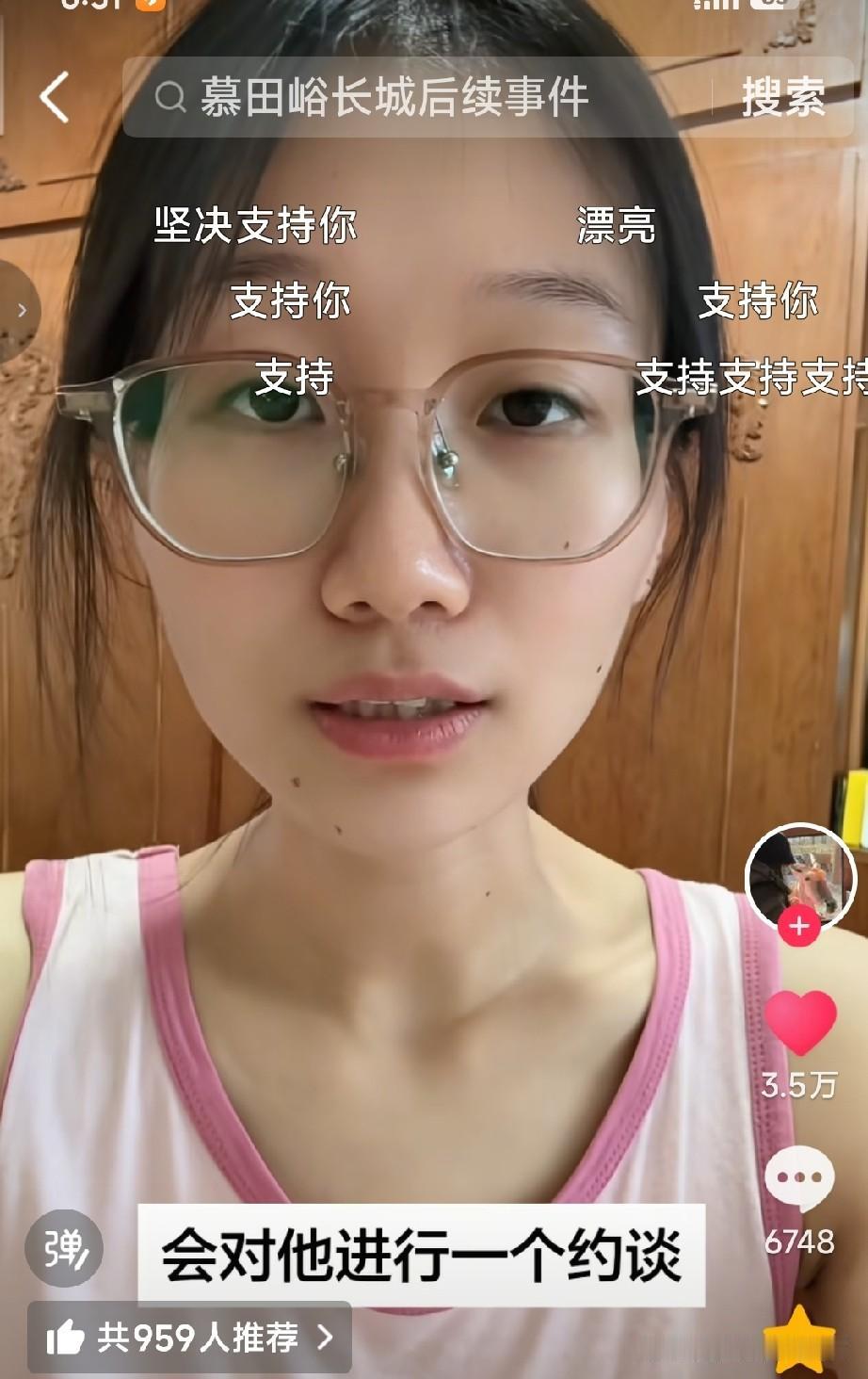 太解气了，在长城带着外国游客插队的男导游，现在已经被警方行政拘留。
当事女生说，