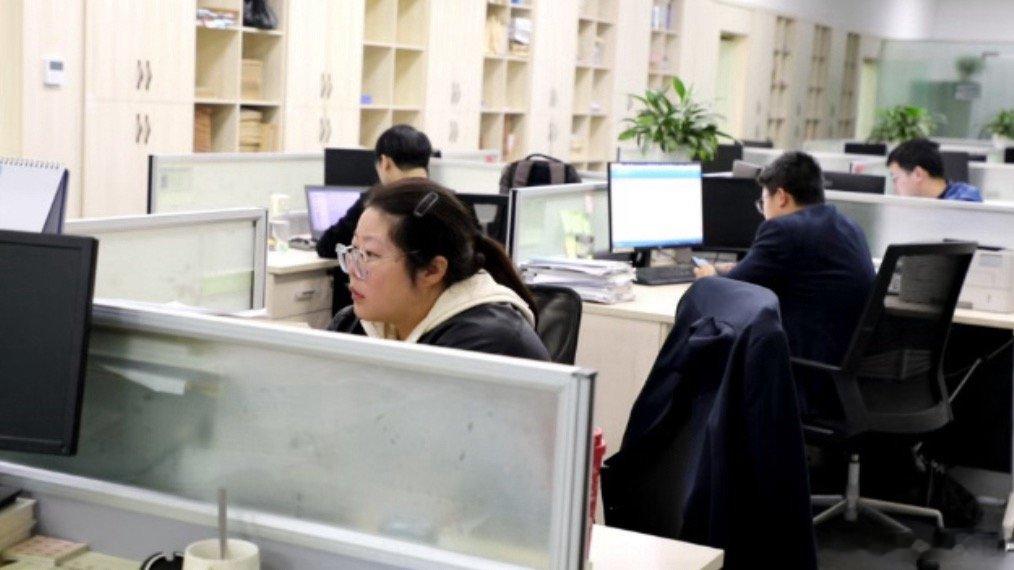 衢州用暖心服务托起群众安居梦衢州衢江开通绿色通道，延时服务+专班对接，高效完成重