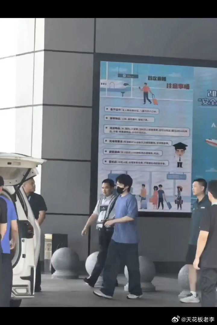 王楚钦好年轻的小伙子，到长沙了，长沙还是很热的，短袖长裤戴着口罩，这身穿搭很简单