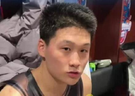 CBA常规赛王证 太高效了，山东18岁小将王证生涯第二战登场3分钟轰下11分。北
