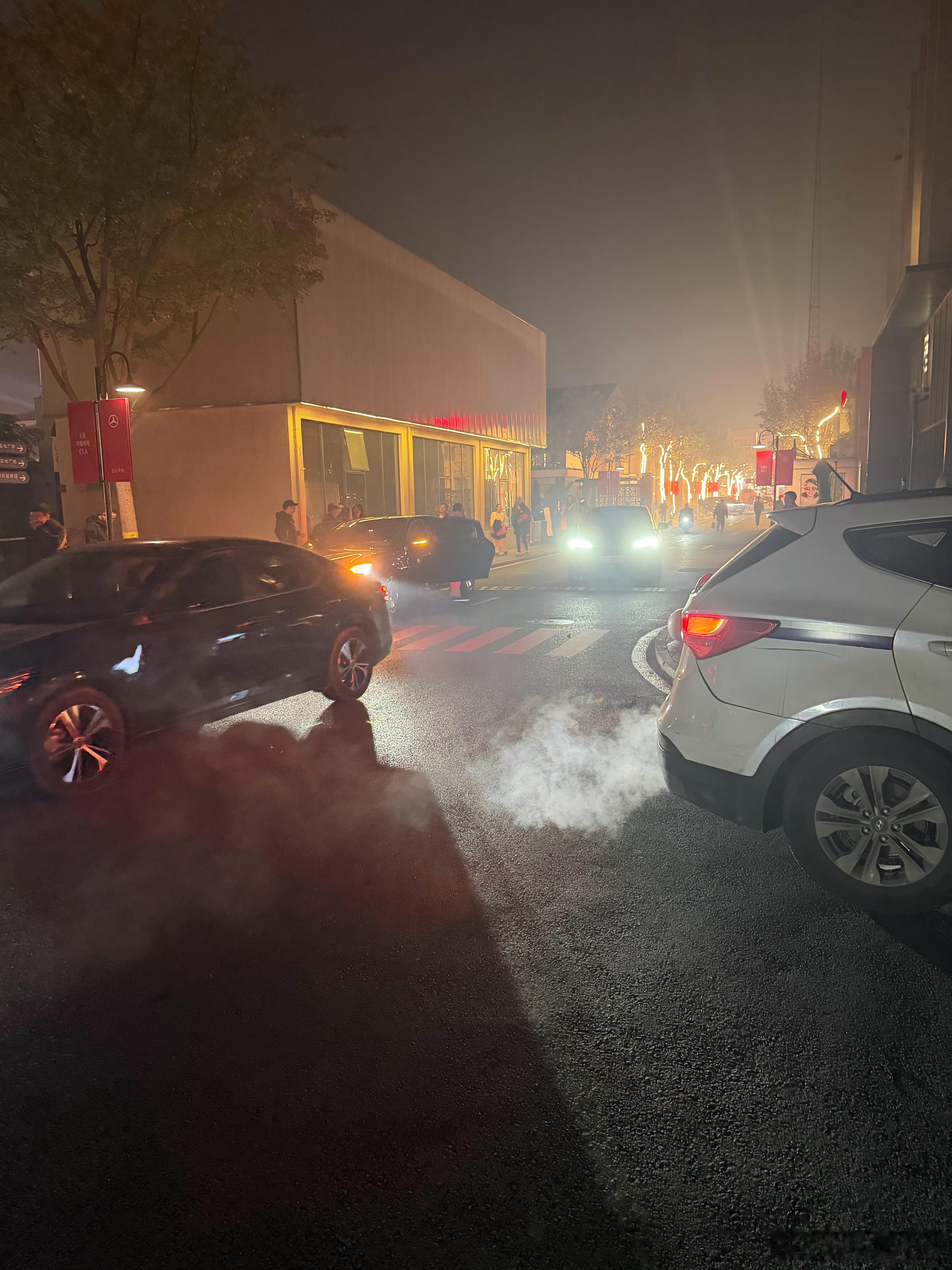 北京初秋的夜晚雾气朦胧，像是走进了一间大众澡堂。  ​​​