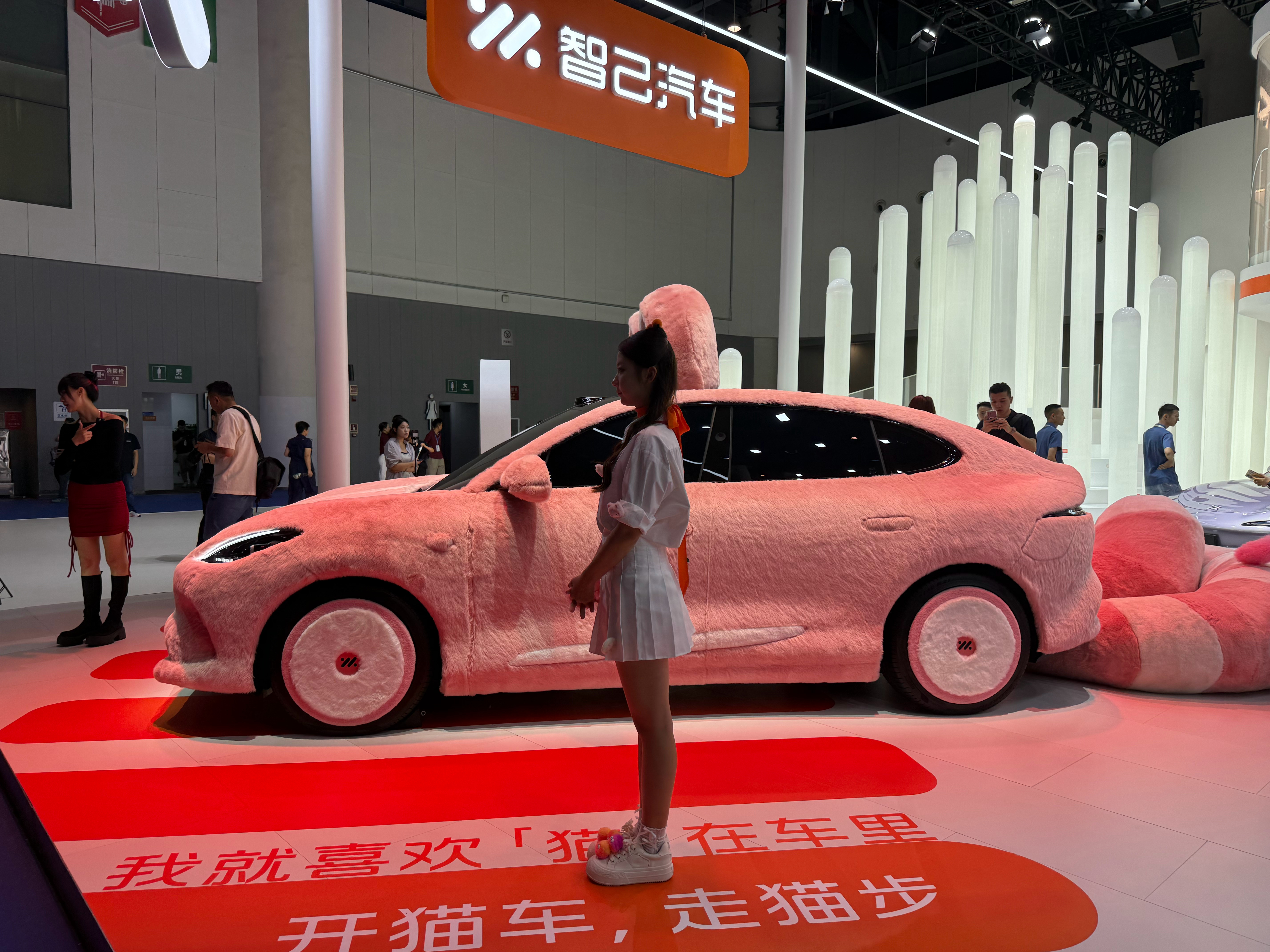 智己 LS6 这车真的好看，给兄弟们拍拍[点赞]成都车展潮这看 ​​​