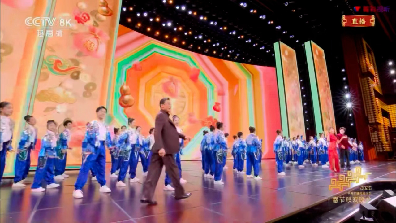 春晚段子大考春晚梁家辉唱跳 虐待老人 梁家辉跑的那几步妥妥的老顽童