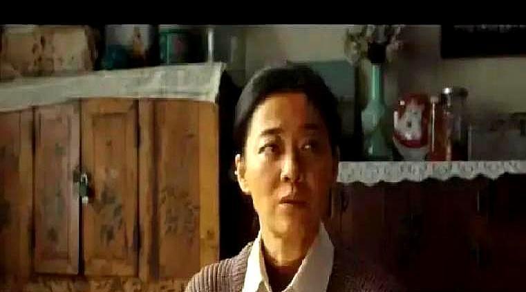 颁奖礼的聚光灯下，一座奖杯，一把空椅。
那晚的这一幕，比任何电影都更有张力。
圈