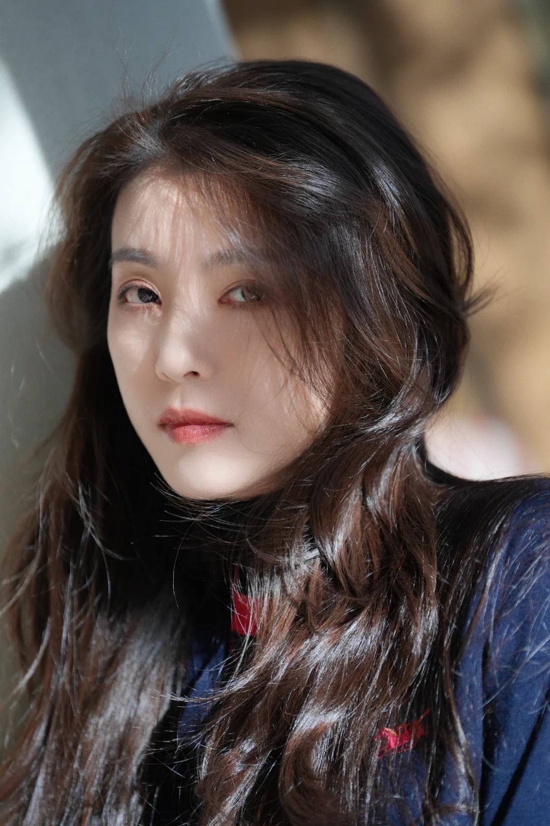 【李云霄的冬日OOTD】“冬日暖阳。”最近，李云霄在社交平台更新了一组新照片~隔