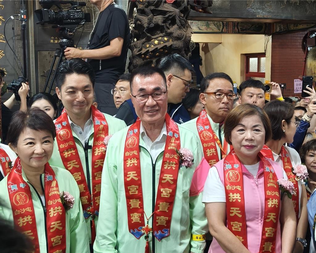 昨晚，李四川专程前往苗栗，参加白沙屯拱天宫妈祖进香起驾仪式。期间，他与台北市市长