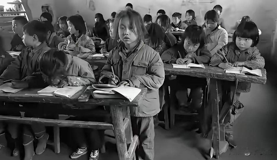 看图说话，这应该属于什么年代的农村小学