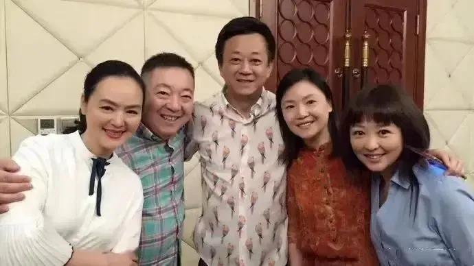 央视少儿节目主持人，个子几乎偏矮，但个个机灵活泼，幽默逗趣，更容易和孩子接近。你