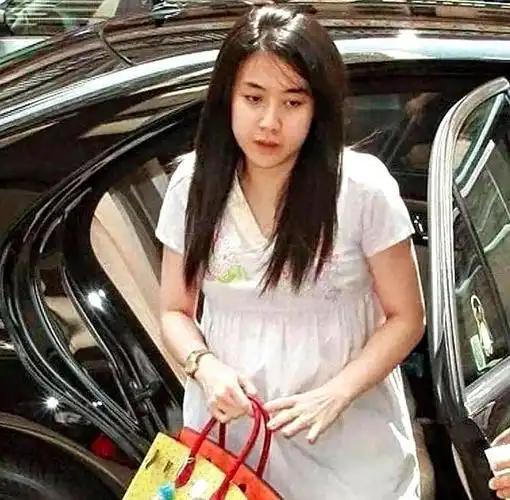 没有美貌和学历，堪比贫民窟女孩逆袭成香港女首富。
 
原名陈凯韵，长得一般且家境