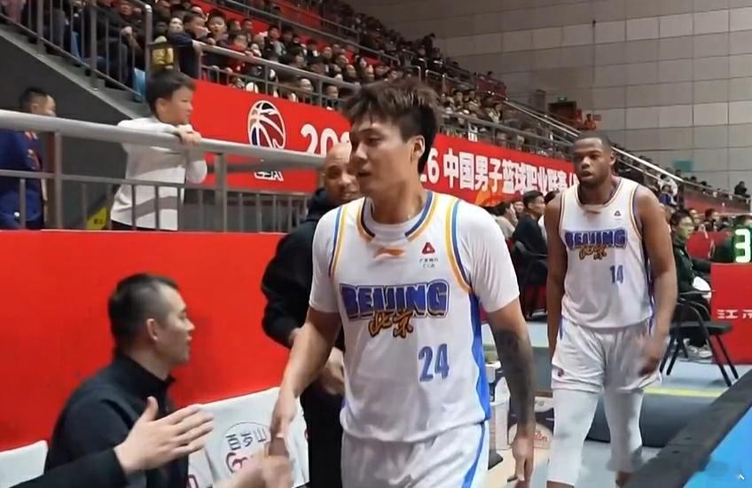 赵睿北京男篮首秀  新赛季首战，赵睿9投4中、三分球4投2中拿到10分1篮板4助