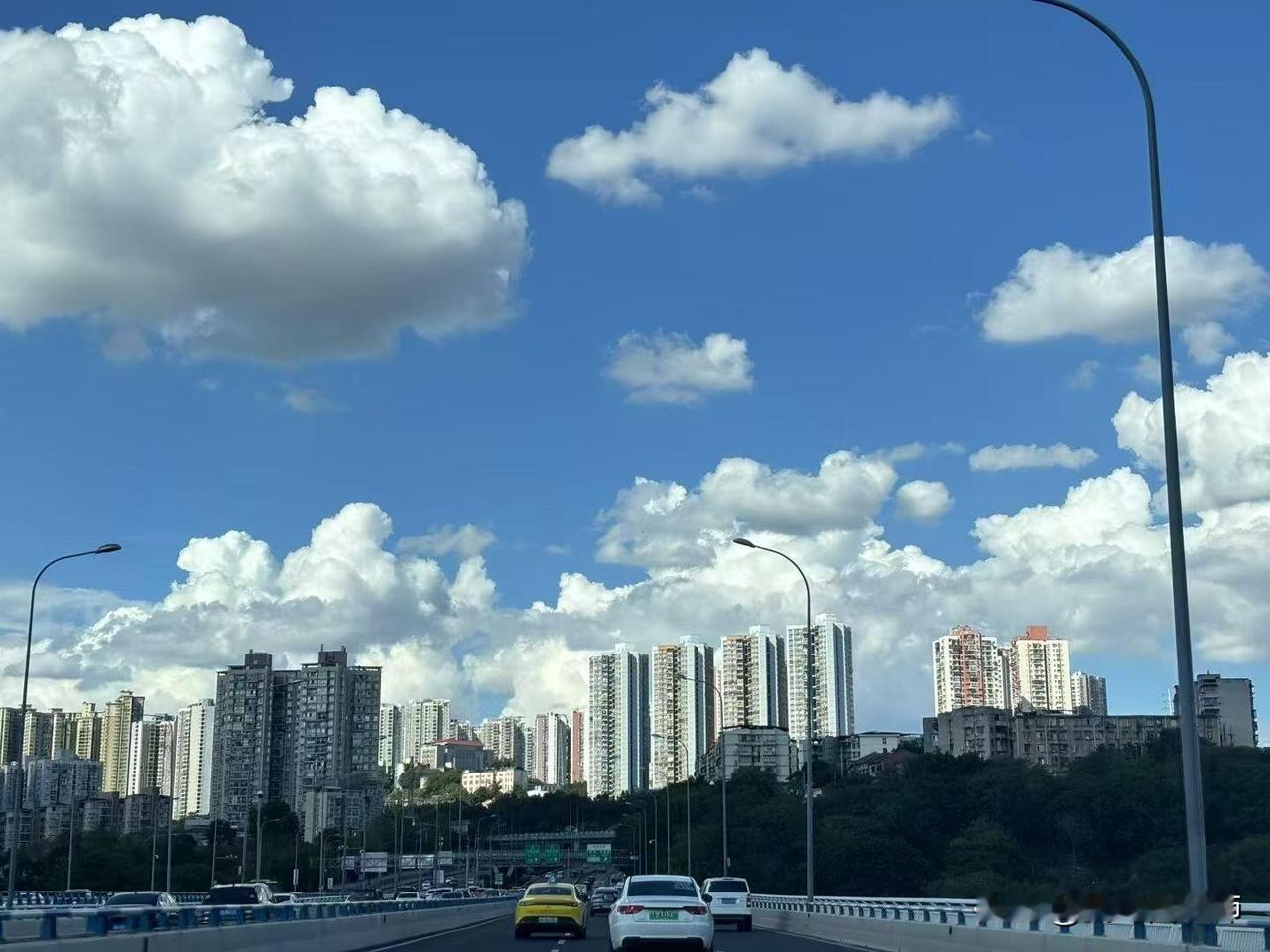 我闺蜜今年25岁，嫁了个50岁的老公，俩人相差整整25岁。
她老公经济条件特别好