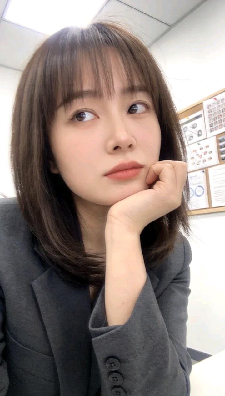 这姑娘看着有点无聊啊。分享小姐姐的美丽照片 国色天姿美女照
