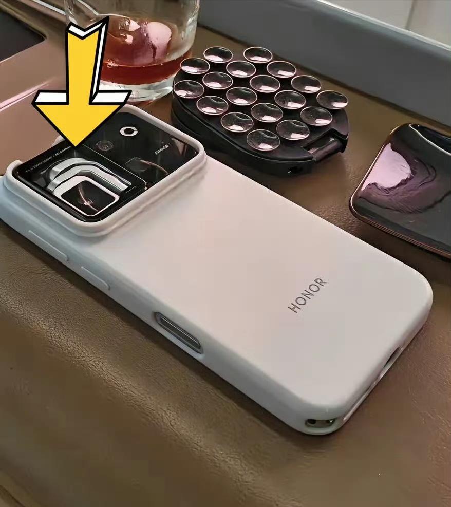 陈震晒的荣耀Robot Phone真机，后置云台主摄确实配了块玻璃盖板，跟发布会