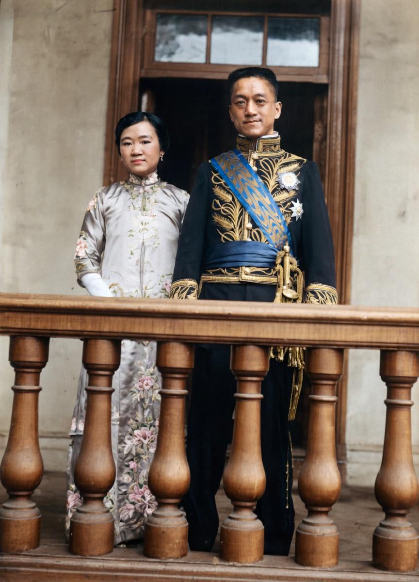 这张照片中的男子是章宗祥，身旁是他的妻子陈彦安。照片中，章宗祥身着带有华丽纹饰的