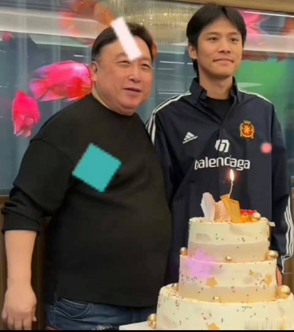 疯狂小杨哥露面不会是到香港买月饼厂去了吧，可能今年中秋节正式推出正宗港货三只羊香