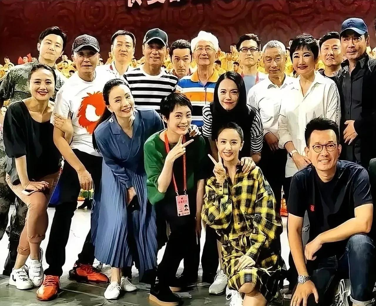 一群演员相聚一堂，个个演技精湛，我只认出朱媛媛，小陶红，刘劲和吴刚。你要能认出五