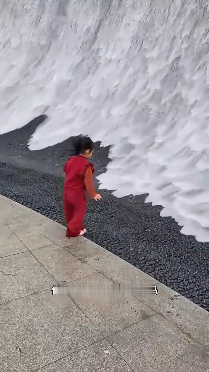 反重力瀑布。
你见过这样神奇的瀑布吗？无论上游的水流多么湍急，汹涌奔涌而下时却从