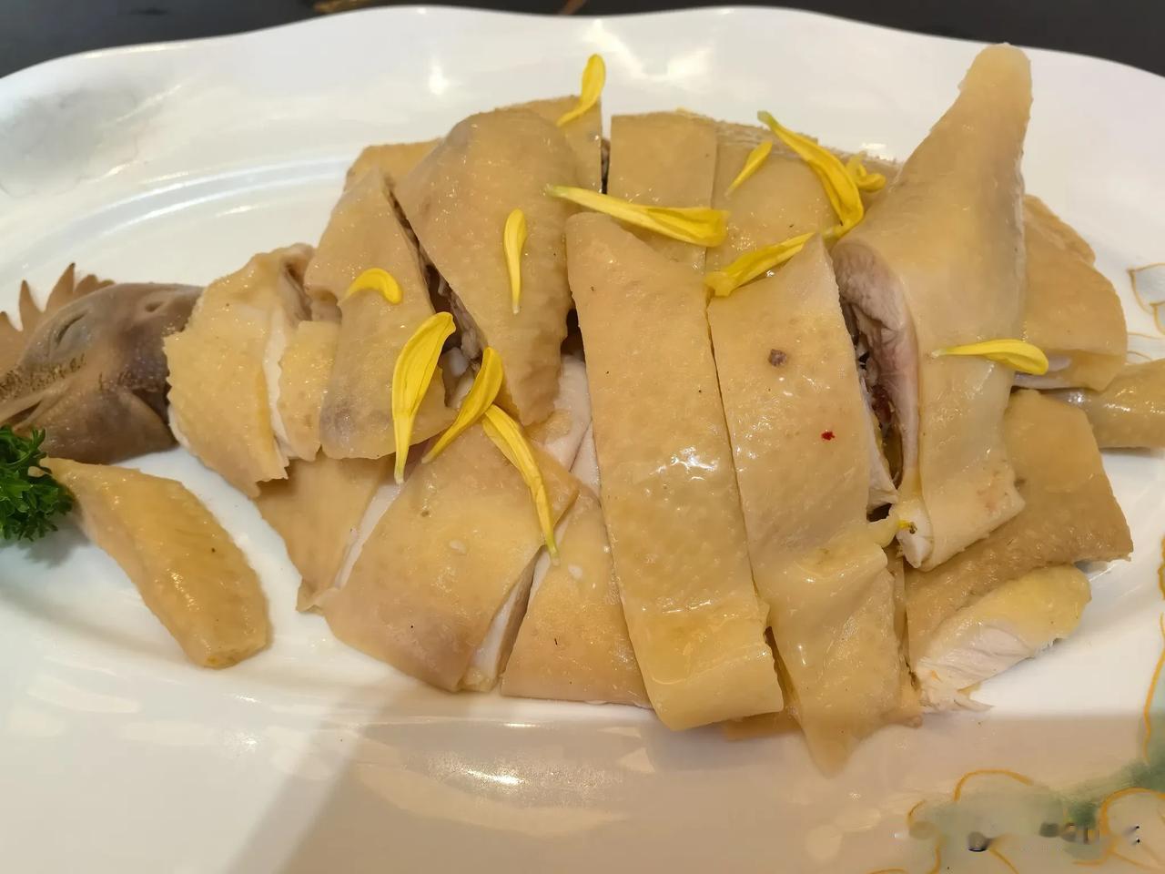 明日清晨，那位来自云南的佳人便要踏上归程。今日上午，我专程赶赴市二宫，本欲陪她一