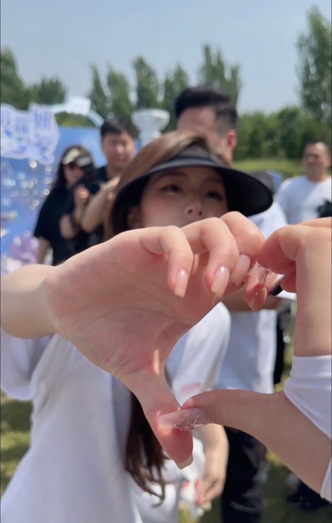 能去赵露思的开机仪式，你就不可能空着手回去。赵露思简直爱粉天后来的，她说过：“谢