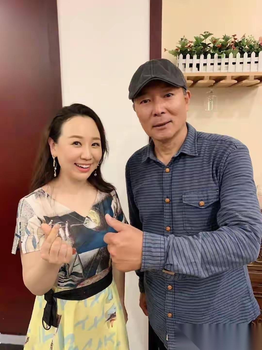 屠洪刚说：“谢（园）总我得说他几句， he是一个好老师，好演员，但他在社会圈子中