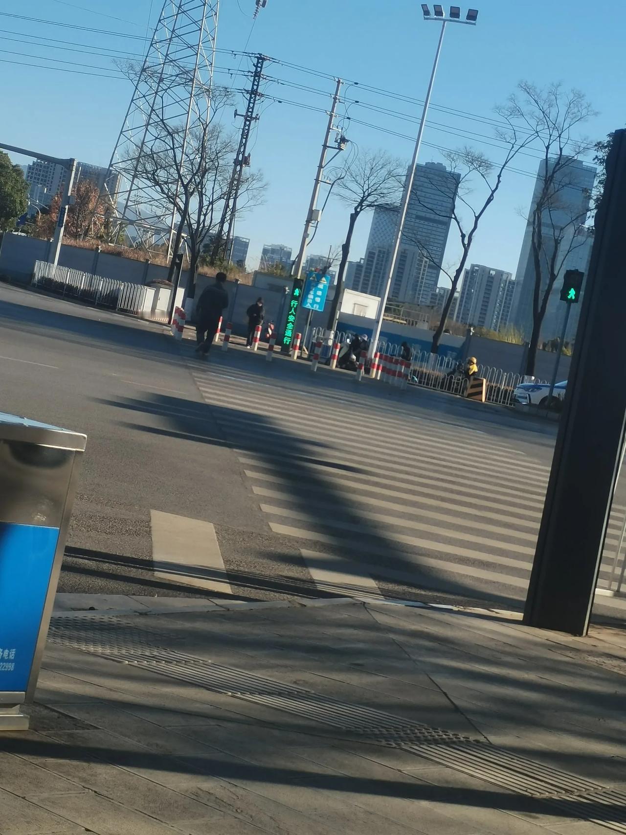 呈贡区这边城市各方面还是挺精细化的，人性化也可以，有几条路，公交路线都是专业的一