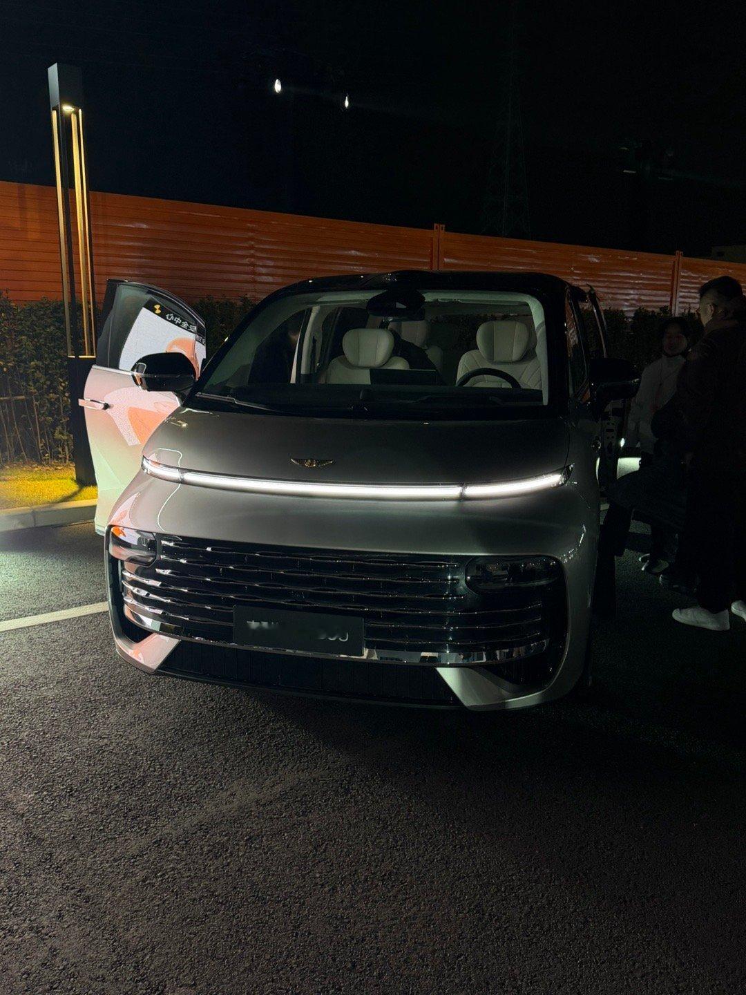 在吉利全球全域安全中心，看了下银河V900，这夸张的后备箱空间和超级富裕的三排空