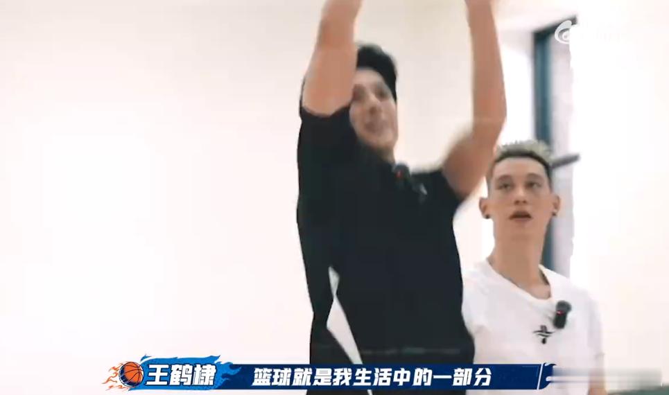 王鹤棣 热爱从不说慌  不管演戏还是生活，王鹤棣都带着一股劲儿，眼里有光，心中有