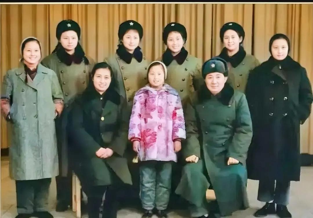 70年代初，一位解放军首长的全家福，这是一个幸福的九口之家，令人羡慕的是这对夫妻