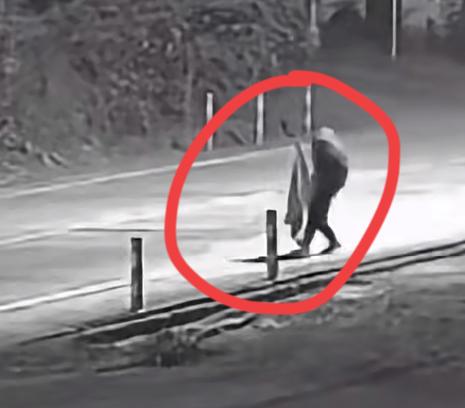 太坏了，湖南永州监控拍下一男子乡村公路上放大石头，一辆过路小车中招，底盘被磕坏。