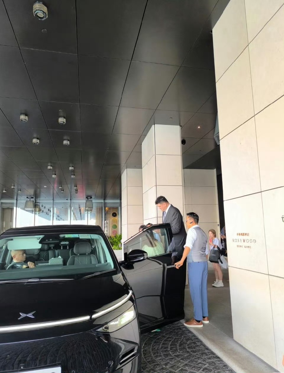 姚明真的好高，大大的小鹏X9，也能装下姚明