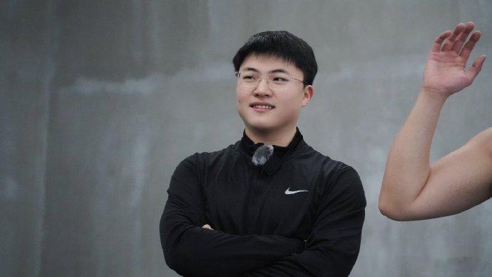 Uzi最新动态：回归健身日常！[你好]感觉又更帅了从未见过如此美妙的开局~请为我