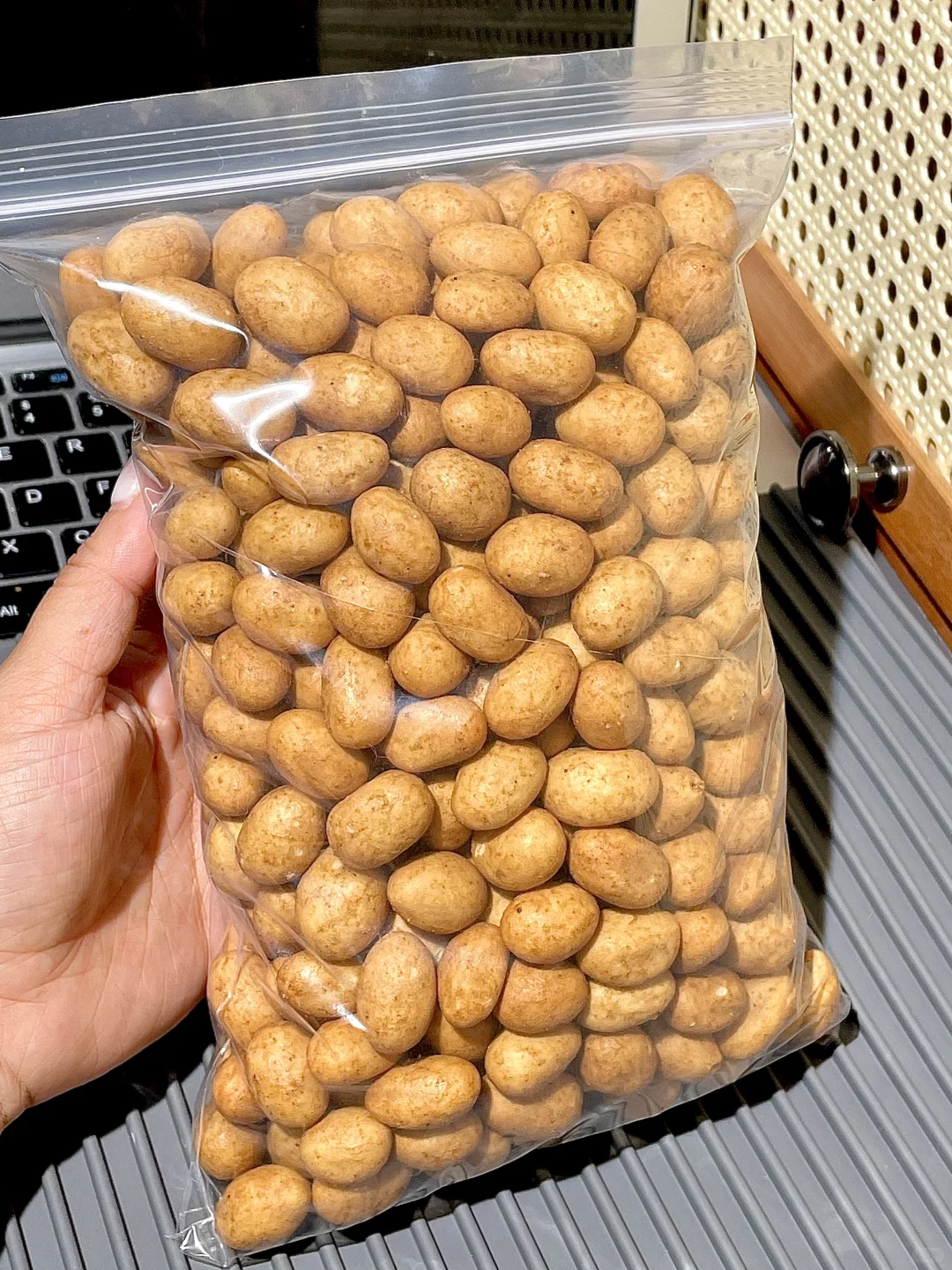 我奶递给我的,.....吃了一颗后就停不下来了
