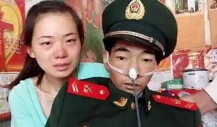2014年，照片中这个穿着军装的武警战士，骨瘦如柴，他强打起精神，与妻子一起拍下