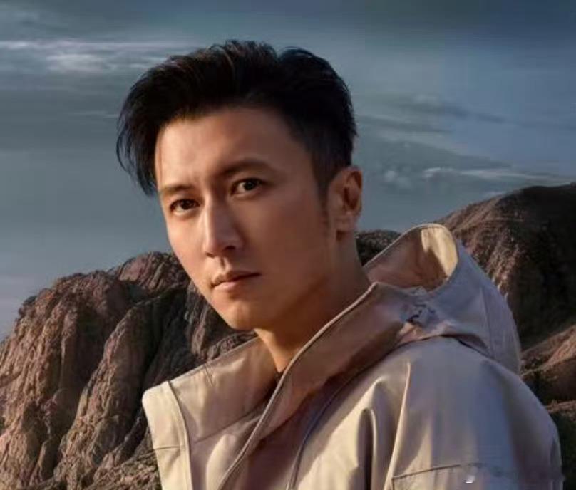 谢霆锋银河战舰700全球代言人9月15日，吉利银河战舰700正式开启全球预售，并