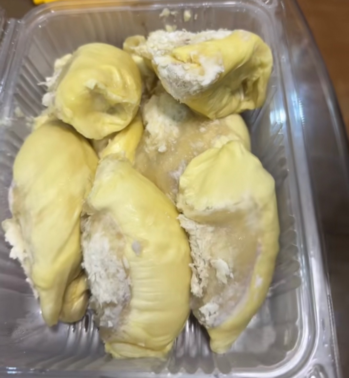 【玉林某恋的榴莲商家说便宜就是熟过头】近日，网友爆料称：玉林市某恋的店铺购买的榴