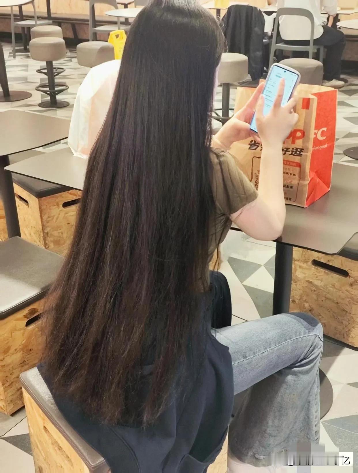 下班来吃晚饭，我看到了什么？这长发好像瀑布一样，看到好几个人都在往这边瞄，这就是