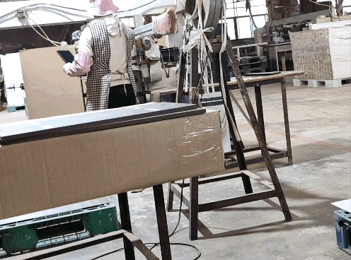 冬日生活打卡季厂妹在我工作的地方对面干活，我总是偷偷地看她，感觉看她看不够，一时