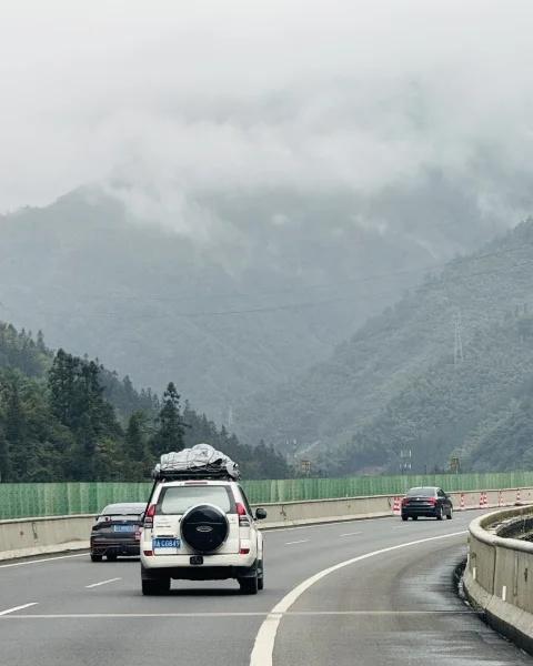 川藏日记1
自驾探索编辑部 美丽的风景永远在路上 这里的山路十八弯 最美的景色在