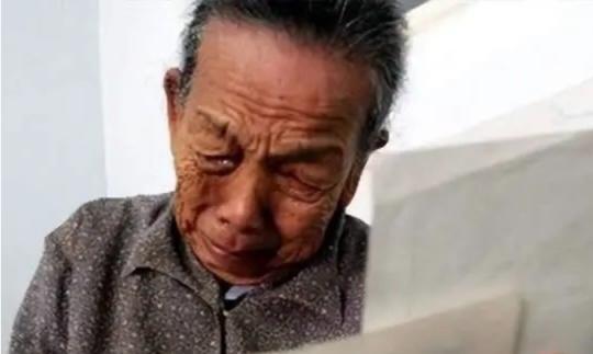 1945年，李秀荣夫妇在垃圾桶捡了一个日本孩子，不顾别人的辱骂，辛辛苦苦将这个日