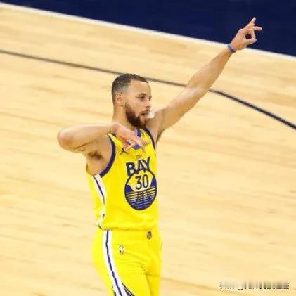 球员在一个月内平均得分至少为 35.0分、投篮命中率为 50%、三分命中率为 4